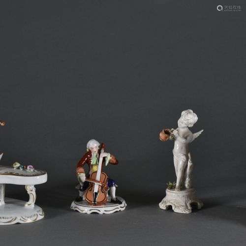Quatre sujets en céramique dont trois musiciens et un angelo...