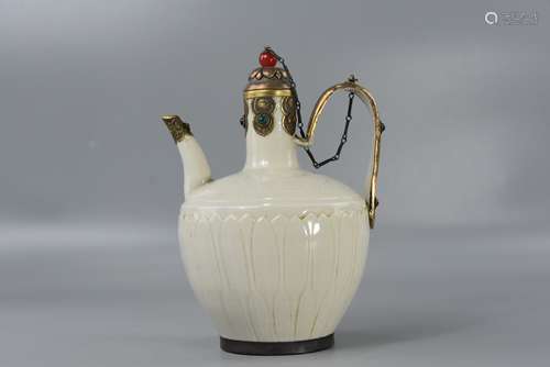 Silver inlaid gem wine pot of song Ding kiln