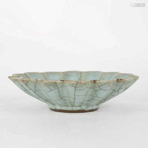 A GE TYPE ICE CRACKLEWARE DISH