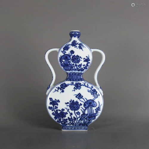 A BLUE AND WHITE GOURD SHAPED MOON FLASK
