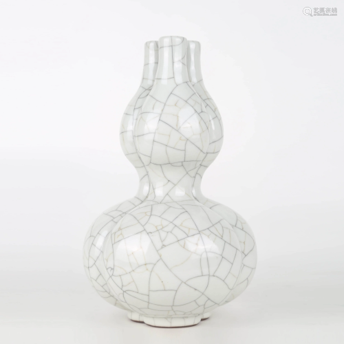 A GE TYPE DOUBLE GOURD VASE