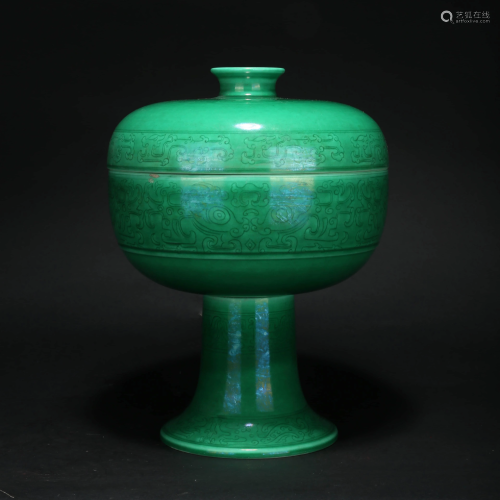 AN INCISED GREEN GLAZE STEM BOWL AND COVER