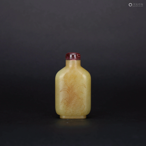 A CARVED YELLOW JADE SNUFF BOTTLE