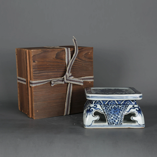 A BLUE AND WHITE SQUARE PORCELAIN STAND