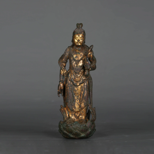 A GILTBRONZE FIGURE OF AVALOKITESVARA