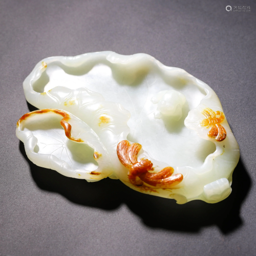 A CARVED WHITE AND RUSSET JADE BRUSH WASHER