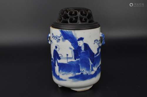 A Chinese Kangxi blue and white porcelain twin handled lidde...