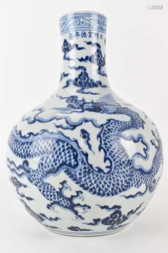 A Chinese 20th century blue and white tianqiuping vase decor...