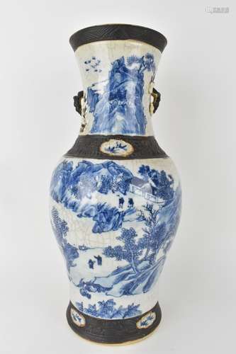 A large Chinese Quin dynasty Nanjing blue and white crackle ...