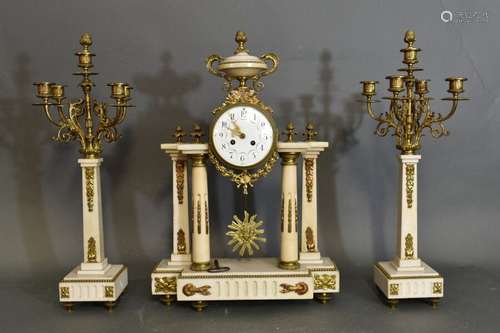 Garniture de cheminée en marbre blanc.