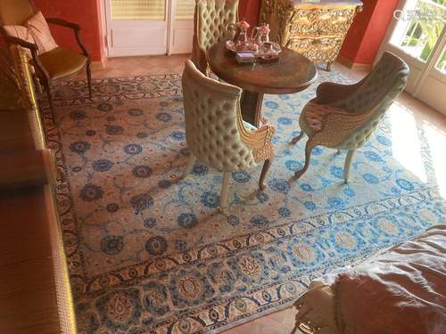 Tapis en laine décoré de motifs végétaux stylisés et de fleu...