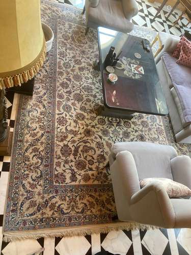 Tapis en laine décoré de feuilles de saze sur fond beige et ...