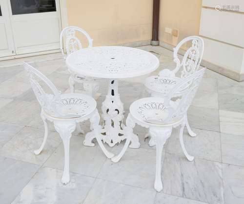 Mobilier de jardin en fer forgé peint comprenant une paire d...