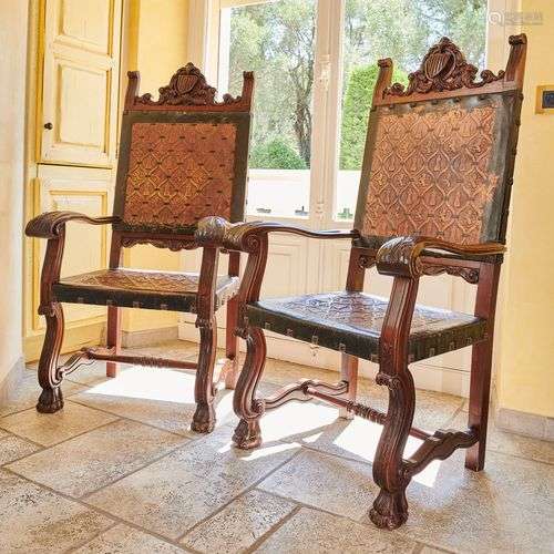 Paire de fauteuils en bois mouluré sculpté reposant sur un p...