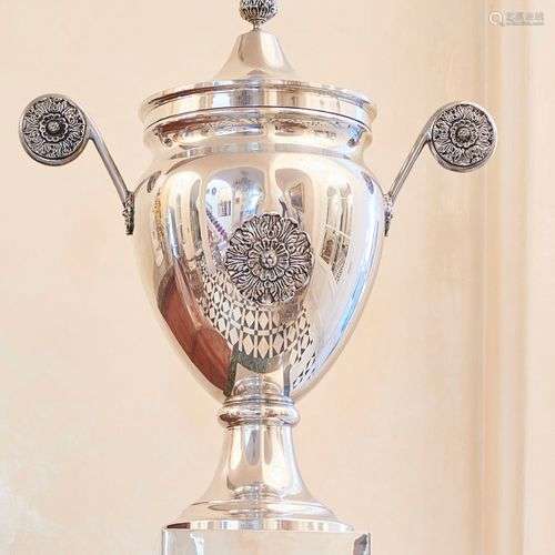 Versace Paire de vases couverts en métal argenté à anses à e...