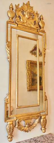 Paire de miroirs à parecloses en bois sculpté doré à fronton...
