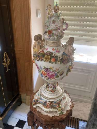 Vase balustre en porcelaine émaillée polychrome et doré repo...