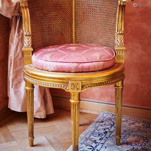 Chaise de musicien en bois mouluré sculpté et doré reposant ...