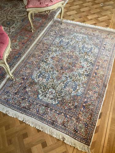 Tapis en laine intégralement orné de fleurs et de feuilles d...