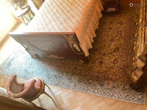 Tapis en laine décoré d’enroulements végétaux dans le champ ...