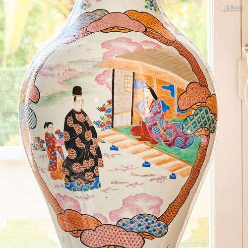 Vase balustre en porcelaine émaillée polychrome orné sur la ...
