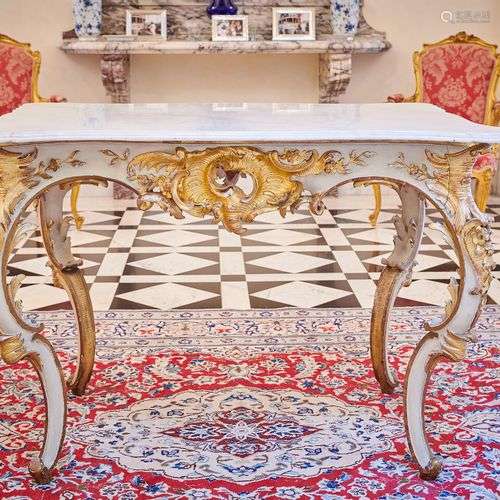 Table de salon en bois mouluré sculpté peint et doré reposan...