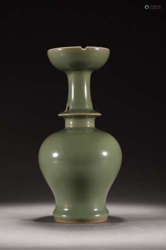 Longquan kiln plum green pan mouth bottle