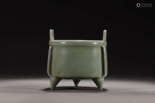 Longquan kiln plum green tripod furnace