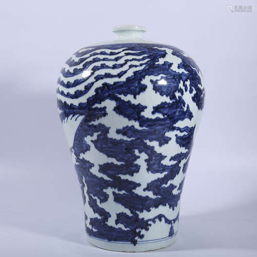 Blue and white plum vase with dragon pattern in Ming Dynasty