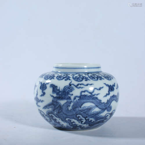 Ming Dynasty Chenghua blue and white dragon pattern small po...