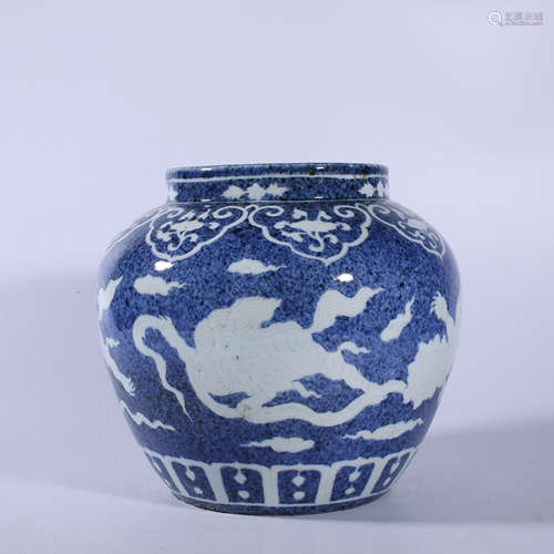 Xuande blue glazed white animal pattern pot in Ming Dynasty