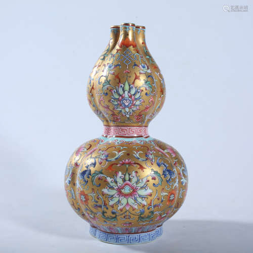 Qing Dynasty Qianlong pastel twisted lotus gourd bottle