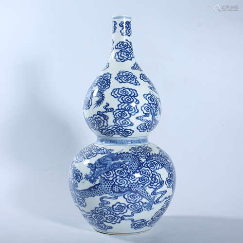 Qing Dynasty Qianlong blue and white gourd bottle with drago...