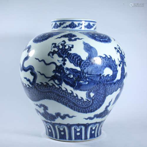 Blue and white dragon pattern jar in Xuande of Ming Dynasty