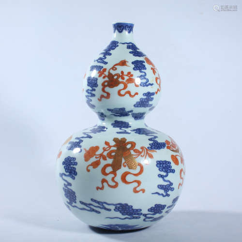 Qing Dynasty Qianlong blue and white pastel gourd bottle