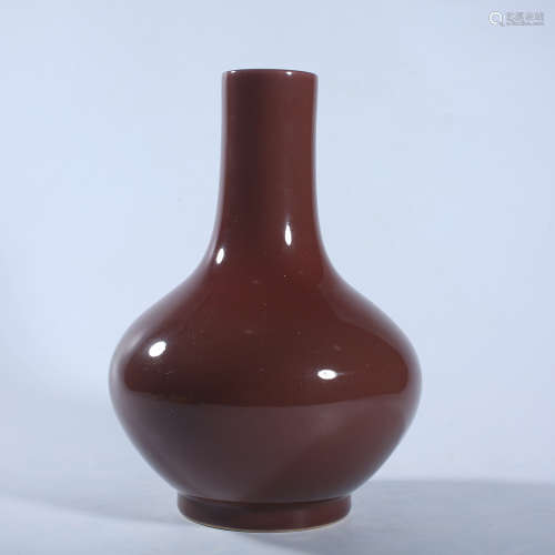 Qianlong red glazed vase in Qing Dynasty