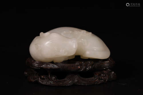 White jade and auspicious animal ornaments