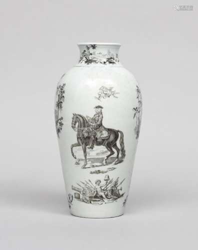 GEORGE II EN MÉMOIRE Un grand vase en porcelaine de Worceste...