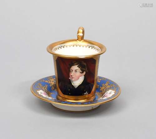 PRINCE REGENT Une tasse et une soucoupe de cabinet Nantgarw,...