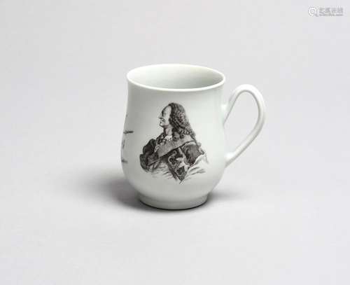 GEORGE II Une petite tasse de Worcester, vers 1760, le corps...