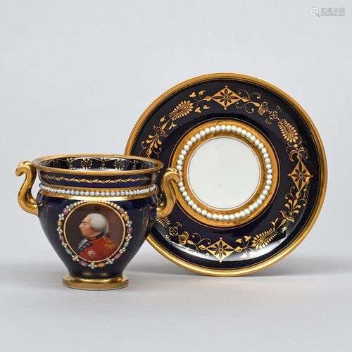 GEORGE III Une tasse et une soucoupe de cabinet à deux anses...