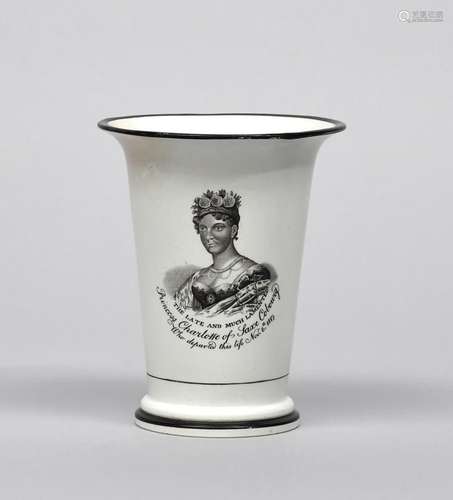 1817 PRINCESS CHARLOTTE IN MEMORIAM Un vase en céramique per...