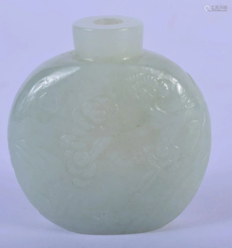 A CHINESE QING DYNASTY CARVED GREEN JADE SNUFF BOTTLE