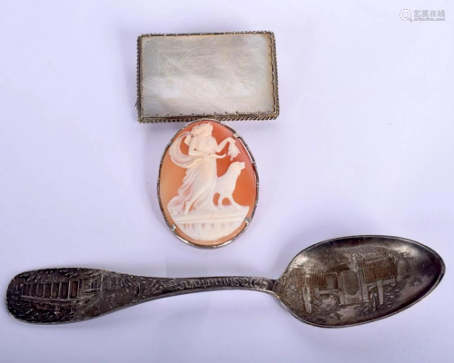 AN ANTIQUE CAMEO BROOCH together with a Chinese m…