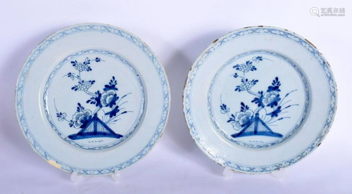 A PAIR OF 18TH CENTURY ENGLISH DELFT BLUE AND WHITE