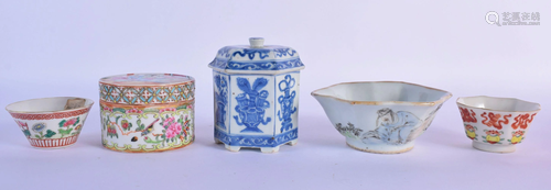 AN EARLY 18TH CENTURY CHINESE BLUE AND WHITE JAR AND