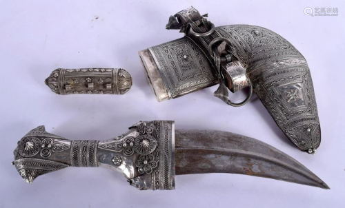 A 19TH CENTURY MIDDLE EASTERN OMANI JAMBIYA DAGGER