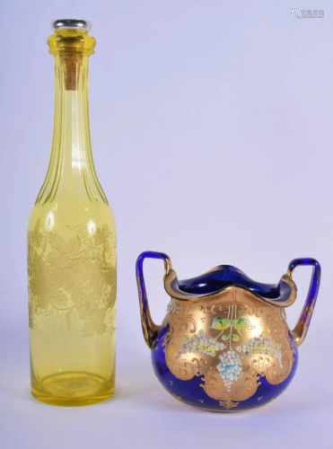 AN ANTIQUE YELLOW AMBER GLASS DECANTER AND STOPPER