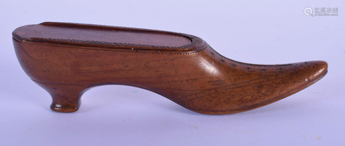 A 19TH CENTURY TREEN SHOE SNUFF BOX AND COVER in the