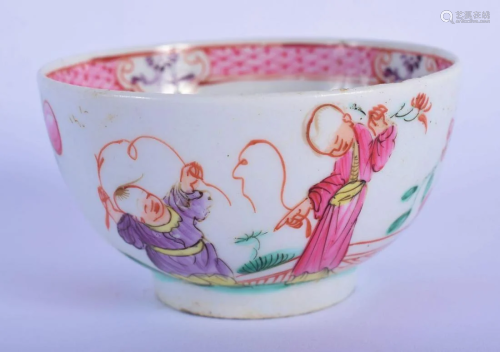 AN 18TH CENTURY ENGLISH PORCELAIN TEABOWL painted with